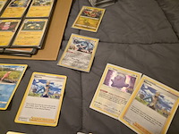 Pokémon verzameling met holo charizard, (vintage) kaarten, 2 insteekmappen, poké ball en accessoires - afbeelding 5 van  43
