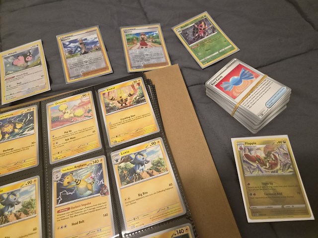 Pokémon verzameling met holo charizard, (vintage) kaarten, 2 insteekmappen, poké ball en accessoires - afbeelding 6 van  43