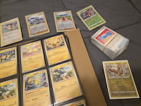 Pokémon verzameling met holo charizard, (vintage) kaarten, 2 insteekmappen, poké ball en accessoires - afbeelding 6 van  43