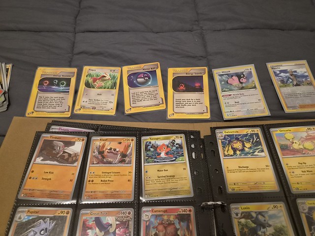 Pokémon verzameling met holo charizard, (vintage) kaarten, 2 insteekmappen, poké ball en accessoires - afbeelding 7 van  43
