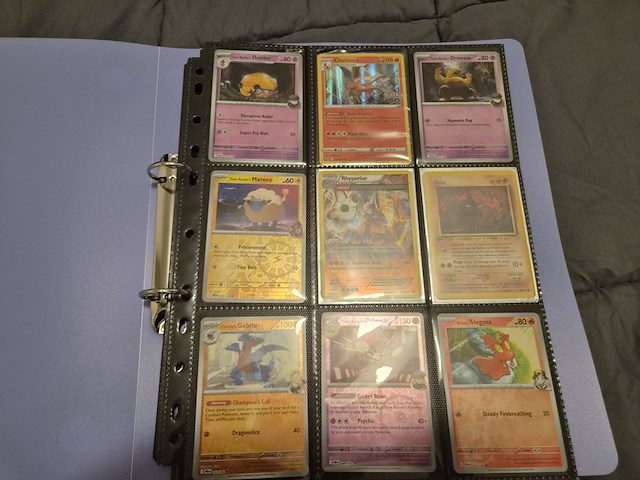 Pokémon verzameling met holo charizard, (vintage) kaarten, 2 insteekmappen, poké ball en accessoires - afbeelding 10 van  43
