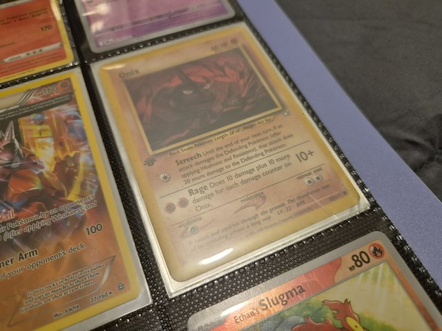 Pokémon verzameling met holo charizard, (vintage) kaarten, 2 insteekmappen, poké ball en accessoires - afbeelding 11 van  43
