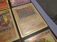 Pokémon verzameling met holo charizard, (vintage) kaarten, 2 insteekmappen, poké ball en accessoires - afbeelding 11 van  43