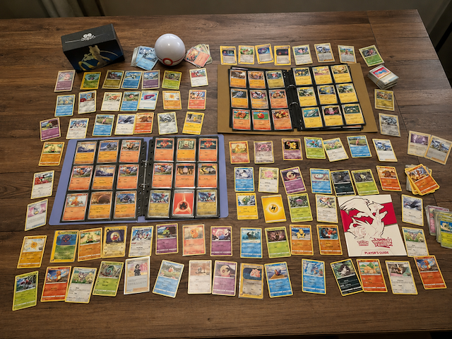 Pokémon verzameling met holo charizard, (vintage) kaarten, 2 insteekmappen, poké ball en accessoires - afbeelding 1 van  43