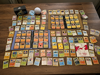 Pokémon verzameling met holo charizard, (vintage) kaarten, 2 insteekmappen, poké ball en accessoires - afbeelding 1 van  43