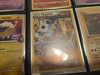 Pokémon verzameling met holo charizard, (vintage) kaarten, 2 insteekmappen, poké ball en accessoires - afbeelding 13 van  43