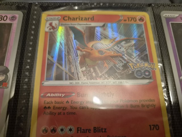 Pokémon verzameling met holo charizard, (vintage) kaarten, 2 insteekmappen, poké ball en accessoires - afbeelding 14 van  43