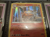 Pokémon verzameling met holo charizard, (vintage) kaarten, 2 insteekmappen, poké ball en accessoires - afbeelding 14 van  43