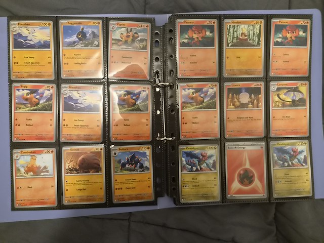 Pokémon verzameling met holo charizard, (vintage) kaarten, 2 insteekmappen, poké ball en accessoires - afbeelding 15 van  43