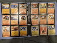Pokémon verzameling met holo charizard, (vintage) kaarten, 2 insteekmappen, poké ball en accessoires - afbeelding 15 van  43