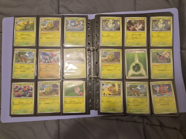 Pokémon verzameling met holo charizard, (vintage) kaarten, 2 insteekmappen, poké ball en accessoires - afbeelding 16 van  43
