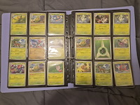 Pokémon verzameling met holo charizard, (vintage) kaarten, 2 insteekmappen, poké ball en accessoires - afbeelding 16 van  43