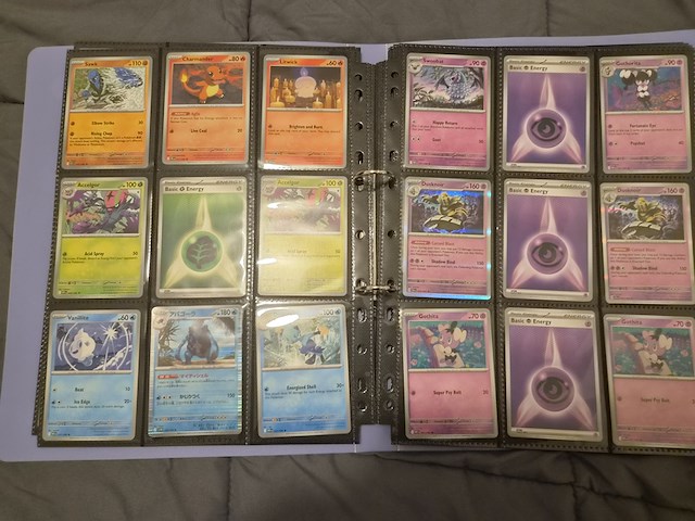 Pokémon verzameling met holo charizard, (vintage) kaarten, 2 insteekmappen, poké ball en accessoires - afbeelding 17 van  43