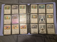 Pokémon verzameling met holo charizard, (vintage) kaarten, 2 insteekmappen, poké ball en accessoires - afbeelding 18 van  43