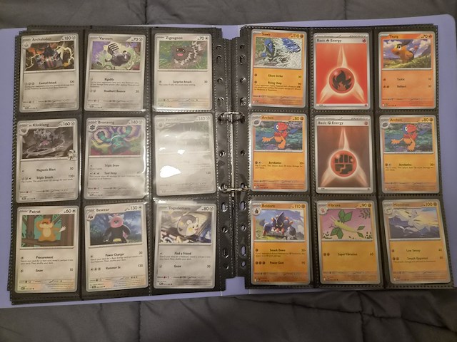 Pokémon verzameling met holo charizard, (vintage) kaarten, 2 insteekmappen, poké ball en accessoires - afbeelding 19 van  43