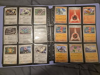 Pokémon verzameling met holo charizard, (vintage) kaarten, 2 insteekmappen, poké ball en accessoires - afbeelding 19 van  43
