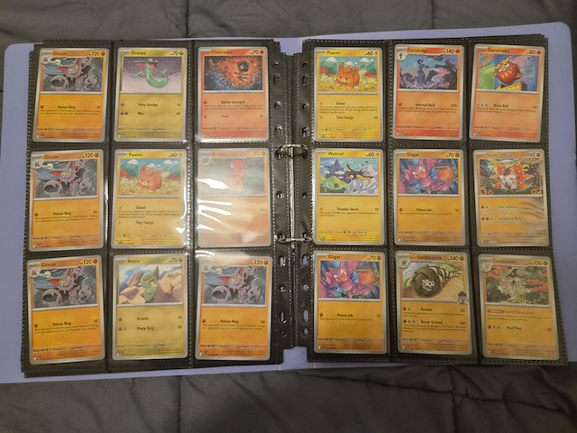 Pokémon verzameling met holo charizard, (vintage) kaarten, 2 insteekmappen, poké ball en accessoires - afbeelding 20 van  43