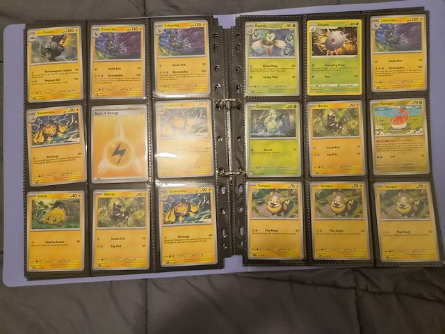 Pokémon verzameling met holo charizard, (vintage) kaarten, 2 insteekmappen, poké ball en accessoires - afbeelding 21 van  43