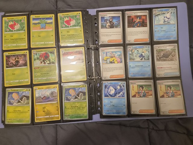 Pokémon verzameling met holo charizard, (vintage) kaarten, 2 insteekmappen, poké ball en accessoires - afbeelding 22 van  43