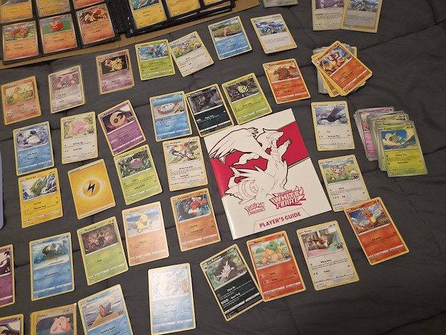 Pokémon verzameling met holo charizard, (vintage) kaarten, 2 insteekmappen, poké ball en accessoires - afbeelding 12 van  43
