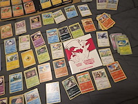 Pokémon verzameling met holo charizard, (vintage) kaarten, 2 insteekmappen, poké ball en accessoires - afbeelding 12 van  43