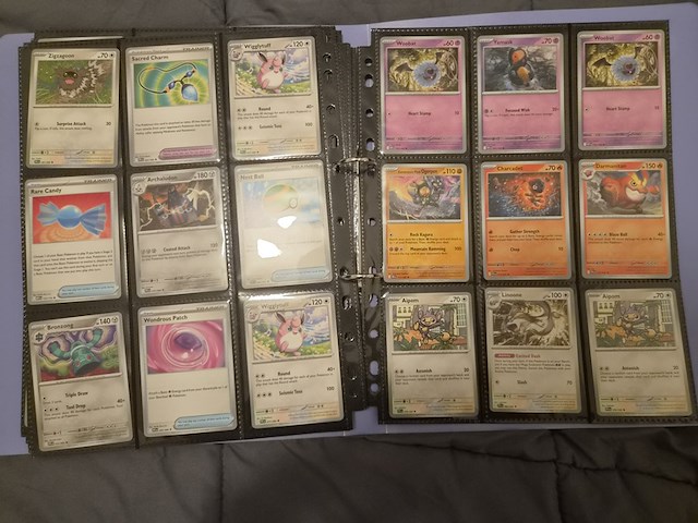 Pokémon verzameling met holo charizard, (vintage) kaarten, 2 insteekmappen, poké ball en accessoires - afbeelding 24 van  43