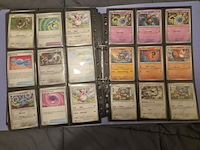 Pokémon verzameling met holo charizard, (vintage) kaarten, 2 insteekmappen, poké ball en accessoires - afbeelding 24 van  43