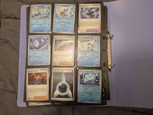 Pokémon verzameling met holo charizard, (vintage) kaarten, 2 insteekmappen, poké ball en accessoires - afbeelding 25 van  43