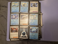 Pokémon verzameling met holo charizard, (vintage) kaarten, 2 insteekmappen, poké ball en accessoires - afbeelding 25 van  43