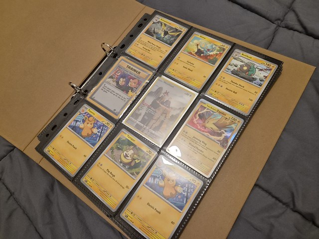Pokémon verzameling met holo charizard, (vintage) kaarten, 2 insteekmappen, poké ball en accessoires - afbeelding 26 van  43