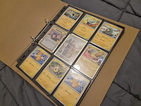 Pokémon verzameling met holo charizard, (vintage) kaarten, 2 insteekmappen, poké ball en accessoires - afbeelding 26 van  43
