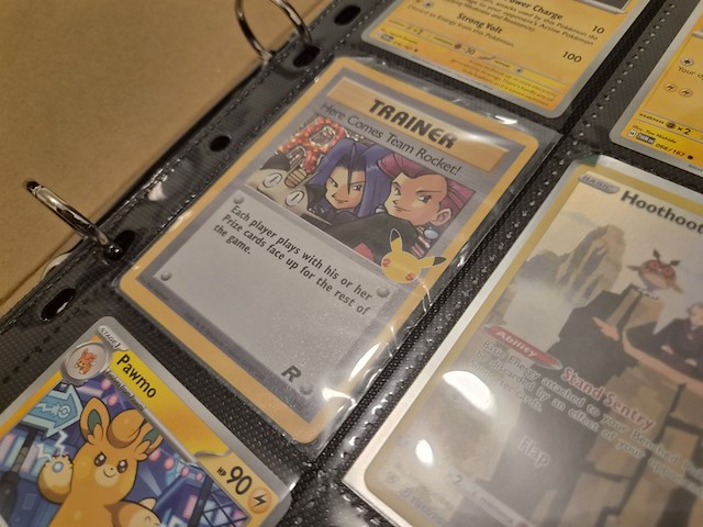 Pokémon verzameling met holo charizard, (vintage) kaarten, 2 insteekmappen, poké ball en accessoires - afbeelding 27 van  43