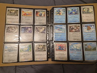 Pokémon verzameling met holo charizard, (vintage) kaarten, 2 insteekmappen, poké ball en accessoires - afbeelding 28 van  43