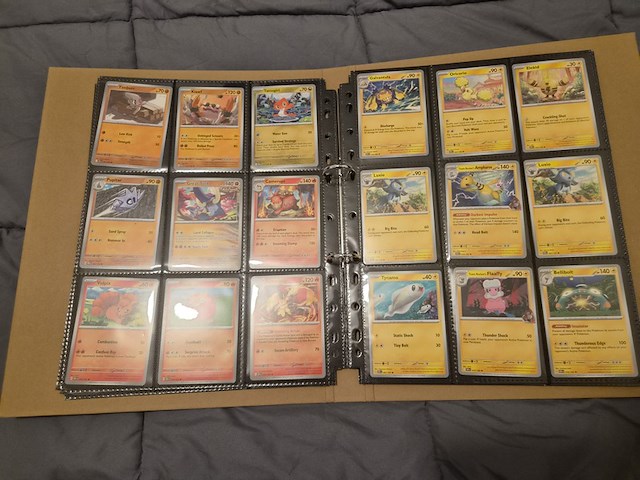 Pokémon verzameling met holo charizard, (vintage) kaarten, 2 insteekmappen, poké ball en accessoires - afbeelding 30 van  43