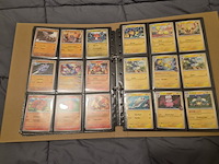 Pokémon verzameling met holo charizard, (vintage) kaarten, 2 insteekmappen, poké ball en accessoires - afbeelding 30 van  43