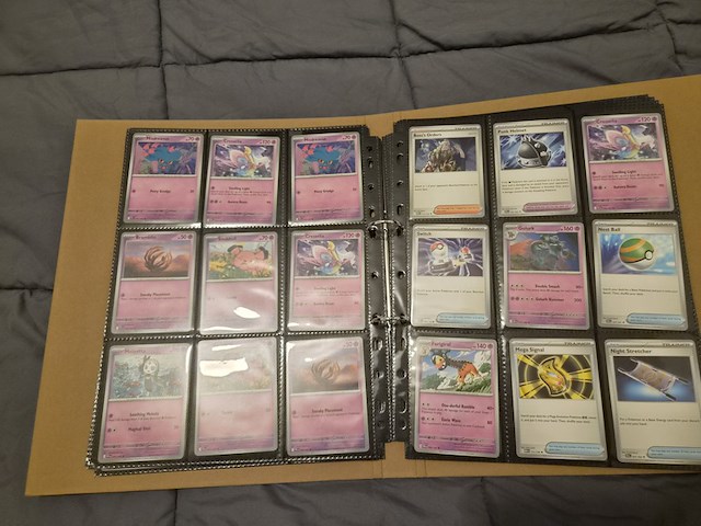 Pokémon verzameling met holo charizard, (vintage) kaarten, 2 insteekmappen, poké ball en accessoires - afbeelding 31 van  43
