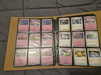 Pokémon verzameling met holo charizard, (vintage) kaarten, 2 insteekmappen, poké ball en accessoires - afbeelding 31 van  43