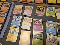 Pokémon verzameling met holo charizard, (vintage) kaarten, 2 insteekmappen, poké ball en accessoires - afbeelding 23 van  43
