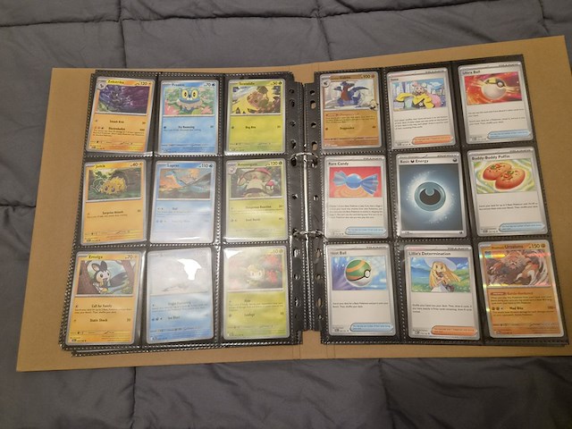 Pokémon verzameling met holo charizard, (vintage) kaarten, 2 insteekmappen, poké ball en accessoires - afbeelding 35 van  43