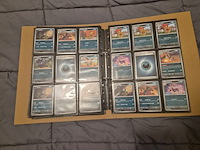 Pokémon verzameling met holo charizard, (vintage) kaarten, 2 insteekmappen, poké ball en accessoires - afbeelding 36 van  43