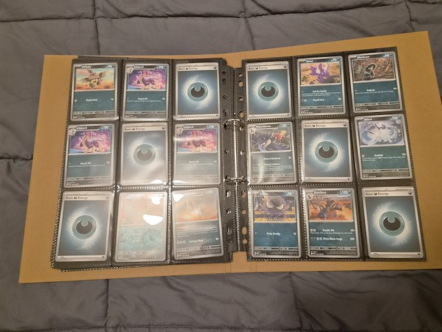 Pokémon verzameling met holo charizard, (vintage) kaarten, 2 insteekmappen, poké ball en accessoires - afbeelding 37 van  43