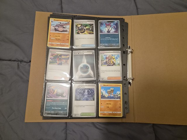 Pokémon verzameling met holo charizard, (vintage) kaarten, 2 insteekmappen, poké ball en accessoires - afbeelding 38 van  43