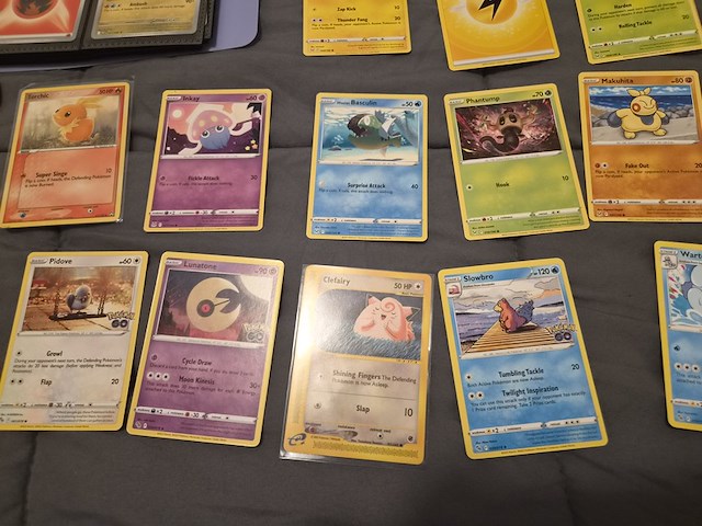 Pokémon verzameling met holo charizard, (vintage) kaarten, 2 insteekmappen, poké ball en accessoires - afbeelding 34 van  43