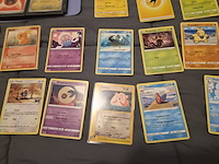 Pokémon verzameling met holo charizard, (vintage) kaarten, 2 insteekmappen, poké ball en accessoires - afbeelding 34 van  43