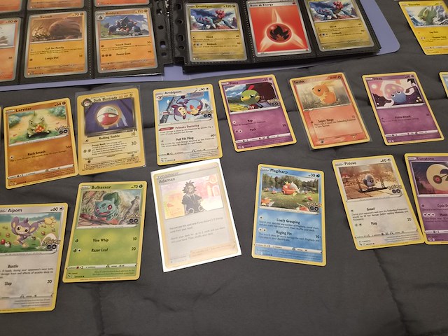 Pokémon verzameling met holo charizard, (vintage) kaarten, 2 insteekmappen, poké ball en accessoires - afbeelding 39 van  43