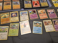 Pokémon verzameling met holo charizard, (vintage) kaarten, 2 insteekmappen, poké ball en accessoires - afbeelding 39 van  43