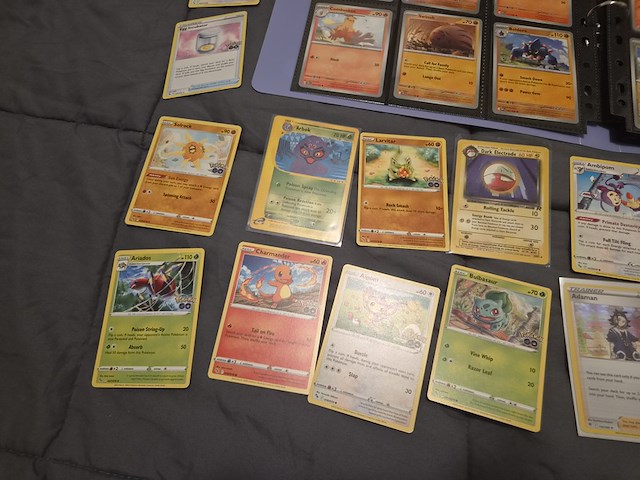Pokémon verzameling met holo charizard, (vintage) kaarten, 2 insteekmappen, poké ball en accessoires - afbeelding 40 van  43