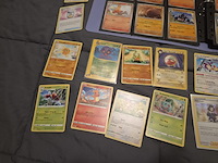 Pokémon verzameling met holo charizard, (vintage) kaarten, 2 insteekmappen, poké ball en accessoires - afbeelding 40 van  43