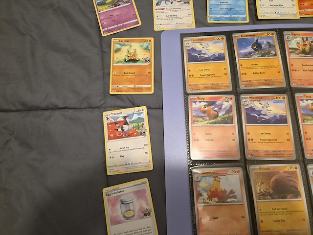 Pokémon verzameling met holo charizard, (vintage) kaarten, 2 insteekmappen, poké ball en accessoires - afbeelding 41 van  43