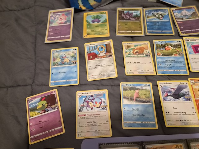 Pokémon verzameling met holo charizard, (vintage) kaarten, 2 insteekmappen, poké ball en accessoires - afbeelding 42 van  43